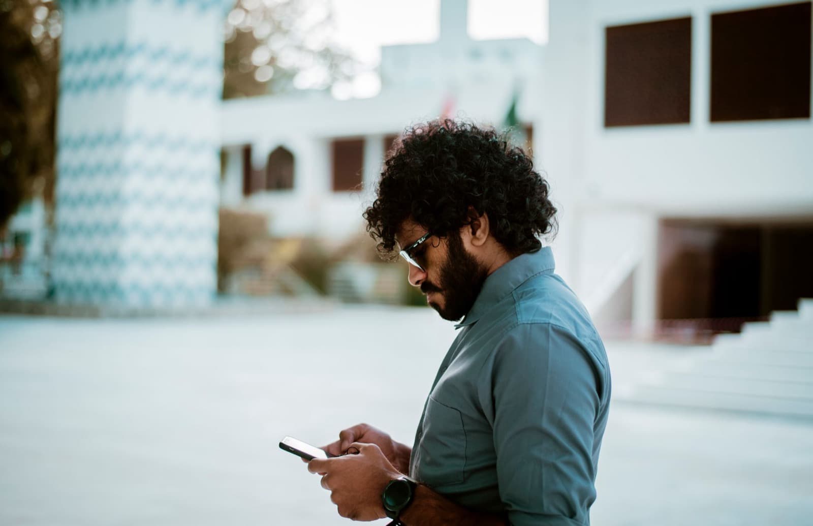 Jeune Marocain utilisant son smartphone dans la rue