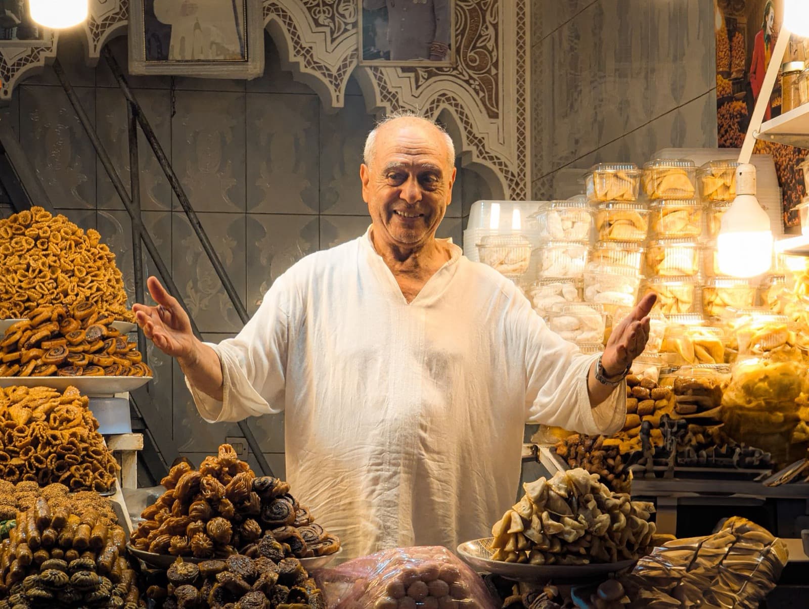 Commerçant marocain accueillant dans son magasin