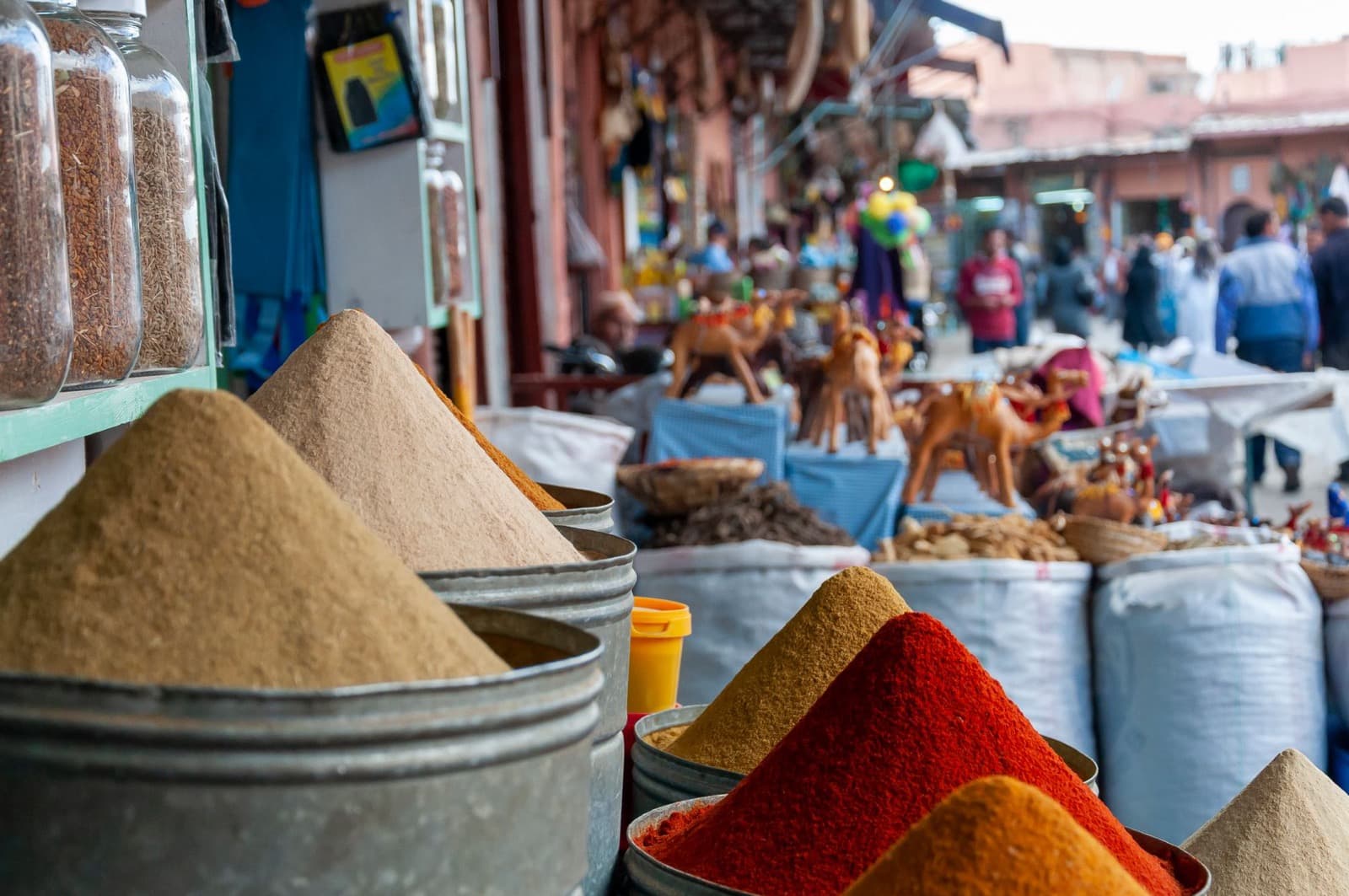 Pyramides d’épices colorées dans un souk marocain