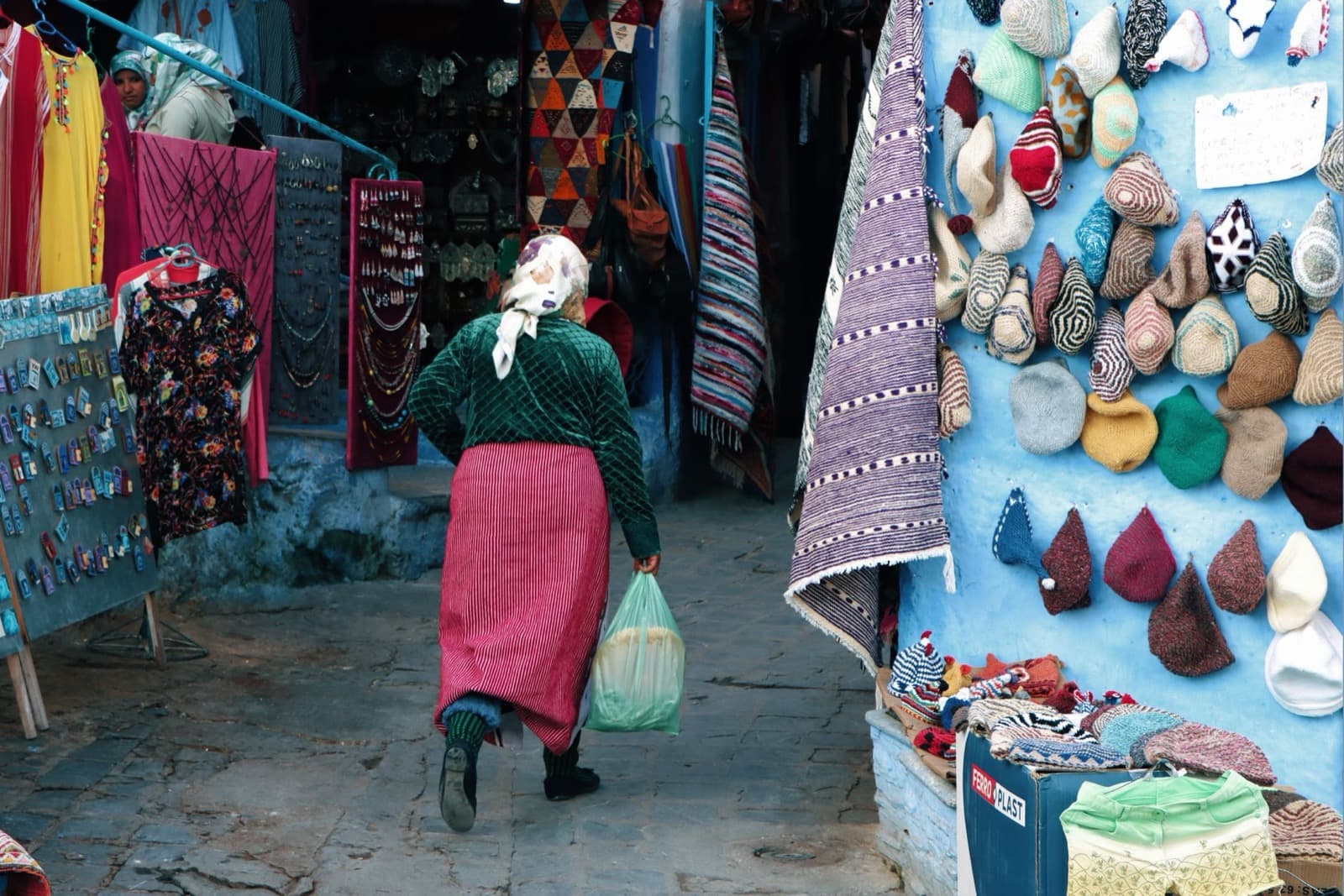 Femme marocaine faisant ses achats au marché