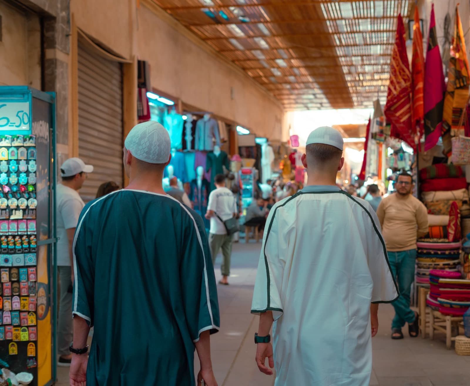 Ruelle de souk avec deux hommes en djellaba